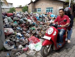 Waduh……Tumpukan sampah liar di Jalan Perintis kemerdekaan semakin menggunung
