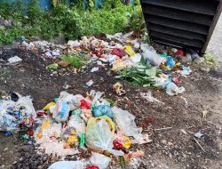 Tumpukan sampah liar masih terlihat di bawah JPO Depan sekolah bersubsidi, Pemerintah Desa Tanjung Morawa A “terkesan tidak peduli”