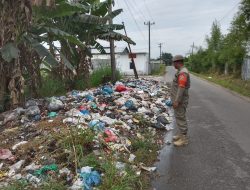 Satgas Pol PP Tanjung Morawa Koordinasi dengan Pemerintah Desa atasi Tumpukan Sampah di Jalan Rotan